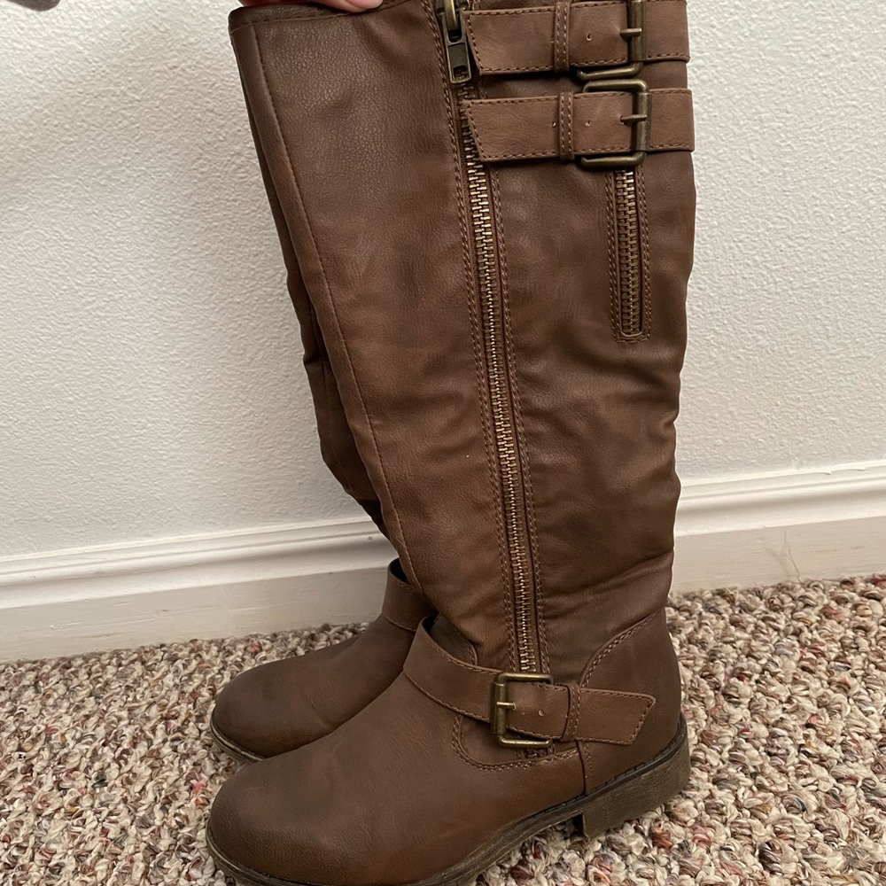 Brown boots with zipper